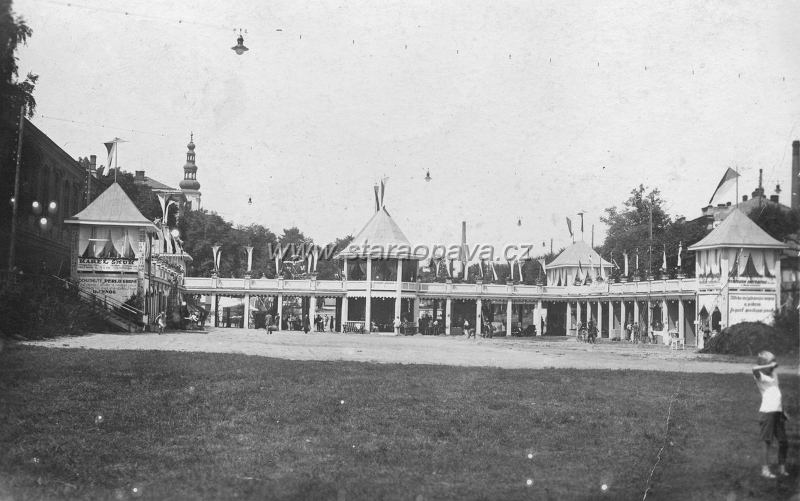 zameckyokruh (4).jpg - Fotografie z Opavské zemědělské putovní výstavy, která se konala na opavských školách a kluzišti, ze kterého je tato fotografie. Rok 1927.